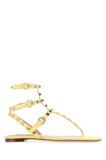 Yellow leather Rockstud thong sandals 